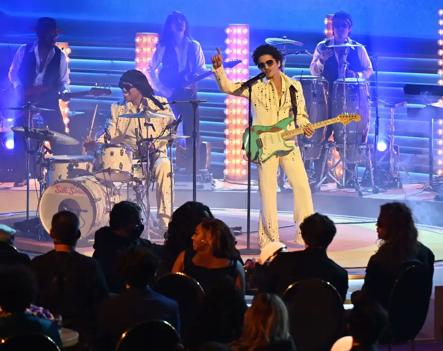 grammys 2022 winners update Silk Sonic Bruno Mars Anderson .Paak