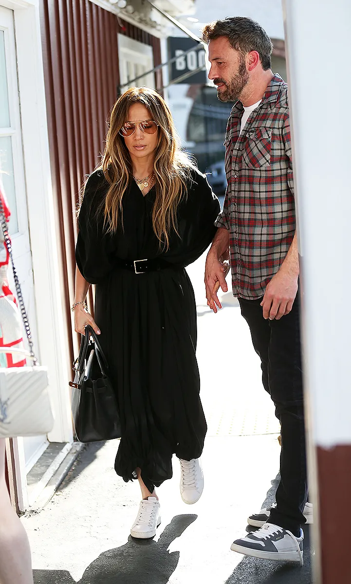 jennifer-lopez-belted-black-dress-ben-affleck