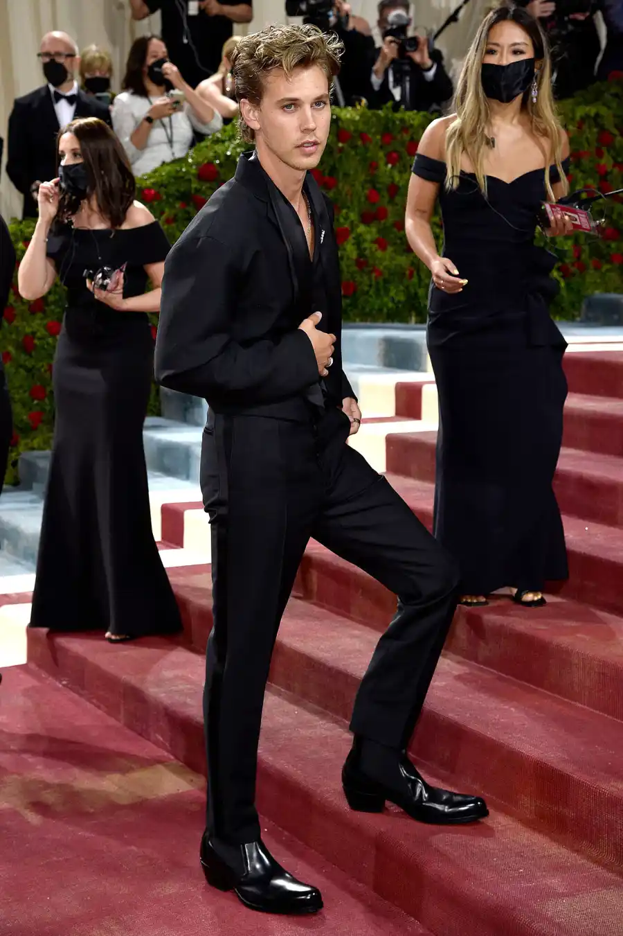 Elvis Star Austin Butler Attends 2022 Met Gala Alongside Priscilla Presley 09