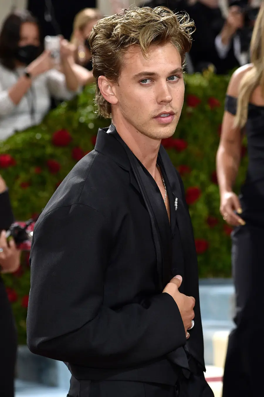 Elvis Star Austin Butler Attends 2022 Met Gala Alongside Priscilla Presley 10