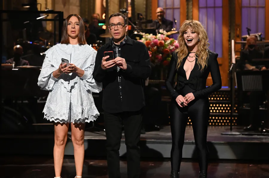 Fred Armisen Impersonates Ex Natasha Lyonne in ‘SNL’ Monologue Cameo
