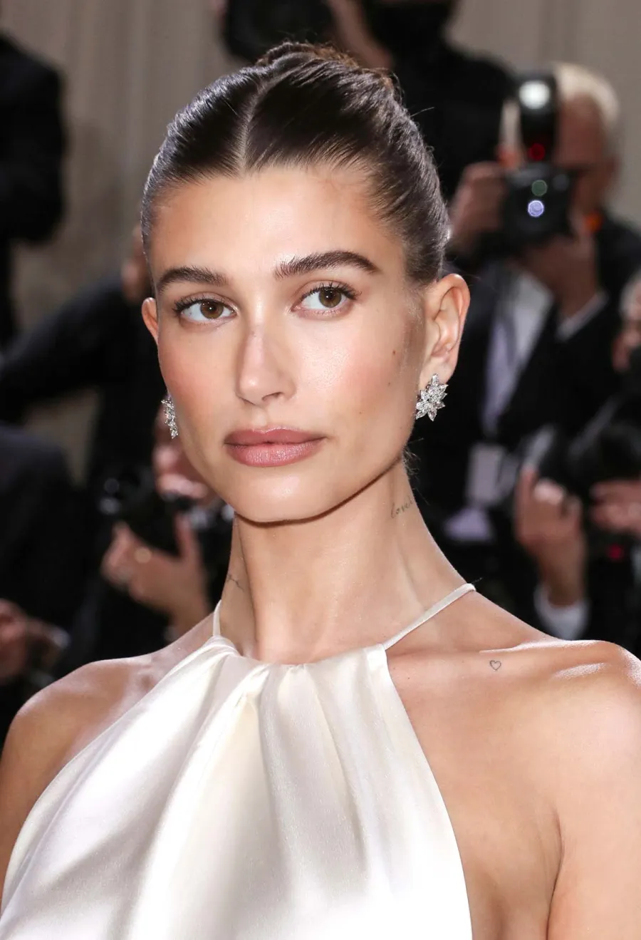 Going Solo Hailey Baldwin Walks Red Carpet Without Justin Bieber Met Gala
