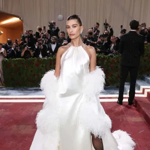 Going Solo Hailey Baldwin Walks Red Carpet Without Justin Bieber Met Gala