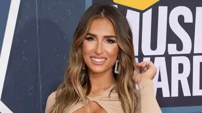 Jessie James Decker's Family: Inside Her Relationships With Sister Sydney, Brother James and More