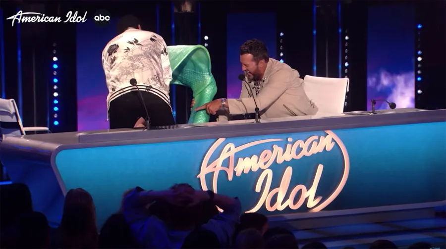 Katy Perry Wipes Out on American Idol While Dressed as Ariel Little Mermaid 7