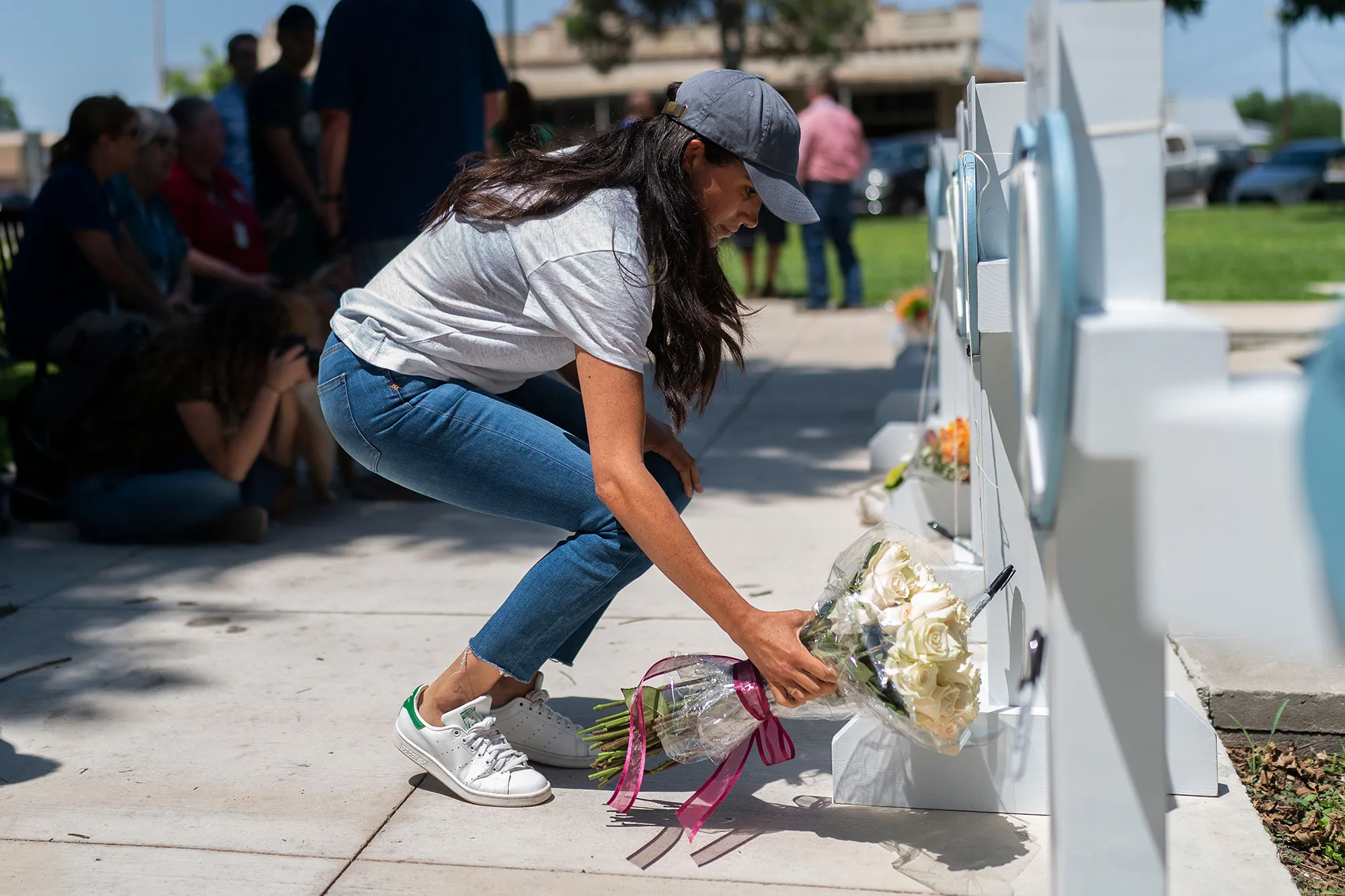 Meghan Markle Lays Flowers at Memorial for Texas School Shooting Victims
