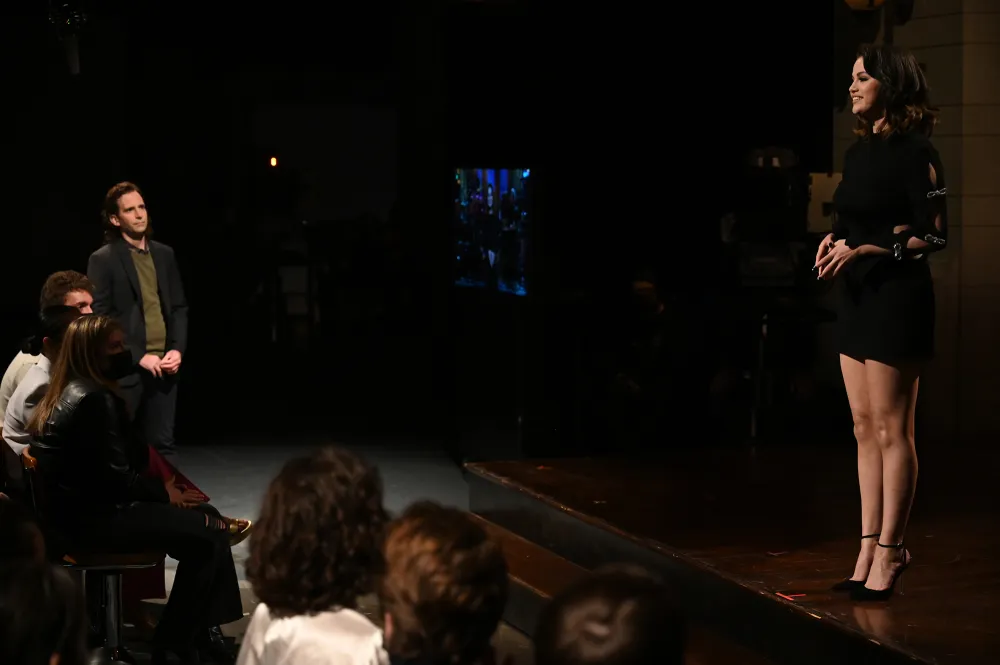 Selena Gomez Jokes About Being Single, 'Manifesting Love' With 'SNL' Cast Members During Hosting Debut: Watch