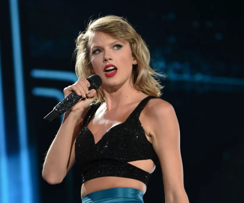 Taylor Swift Tells the Story Behind "Clean," Says She Learned About Love From Lena Dunham