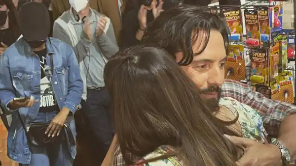 This Is Us Stars Mandy Moore Milo Ventimiglia and More Share Photos From Final Day of Filming the Series Finale