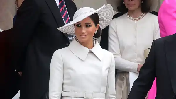 Feature Meghan Markle in All-White at Thanksgiving Service