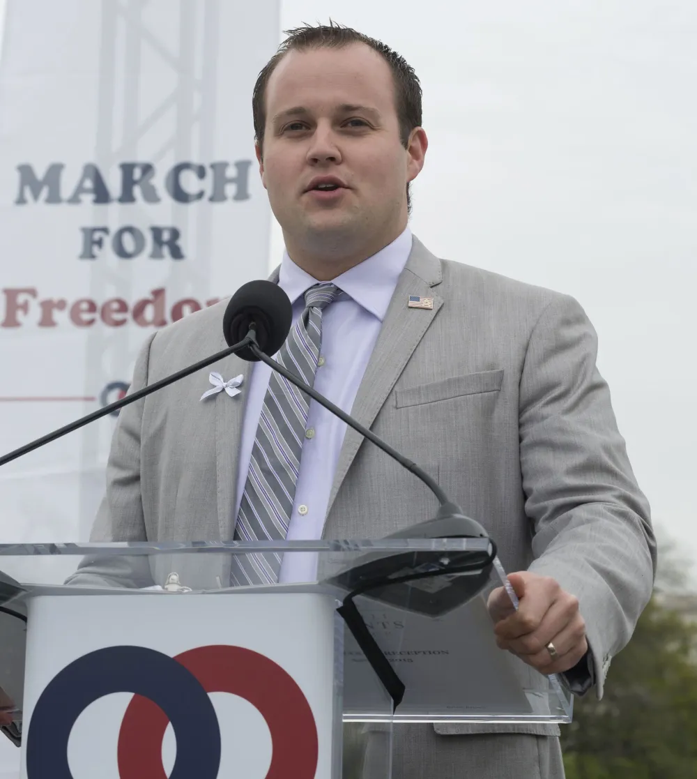 Josh Duggar Admits to Cheating on His Wife Anna Duggar: &ldquo;I Have Been the Biggest Hypocrite Ever&rdquo; 2015