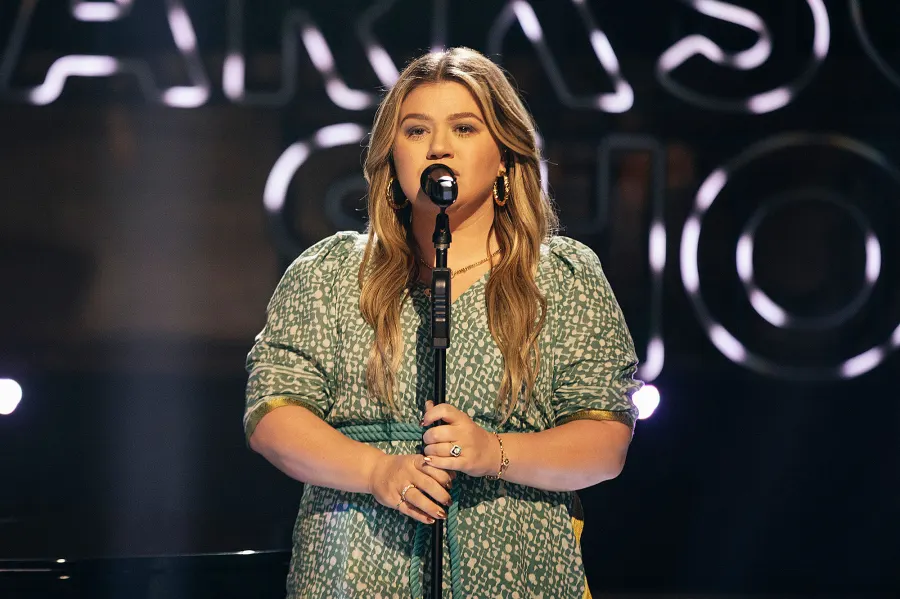 Kelly Clarkson Covers 'Womanizer' After Britney Spears Seemingly Resurfaces 2008 Comments 2