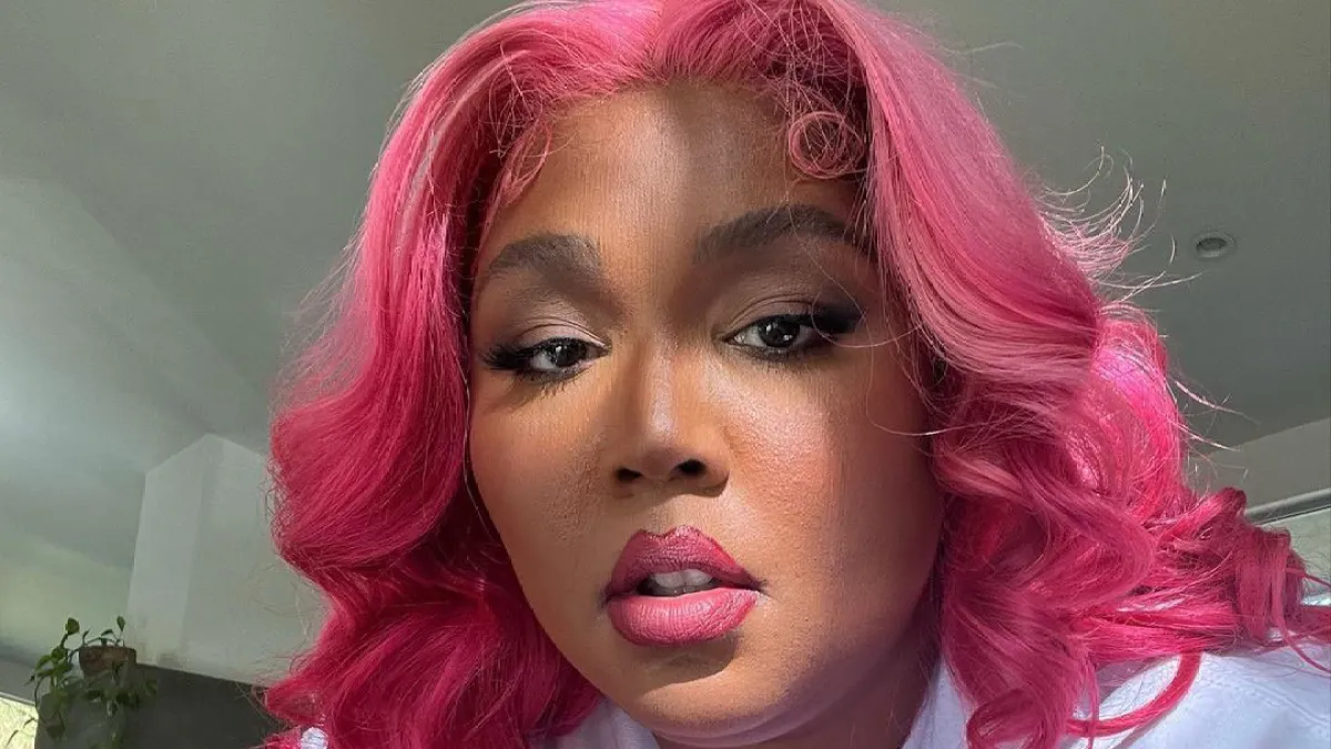 Lizzo Unveils Pink Hair