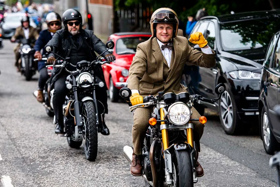 Outlanders Sam Heughan Says Season 7 Premiere Starts Off With Bang