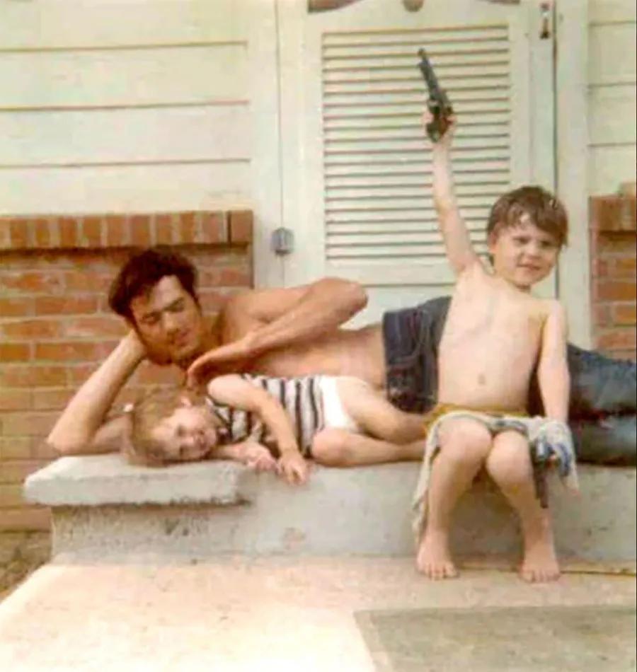 Duck Dynasty: Pre-Beard Family Photo Album Jase Uncle Si Willie