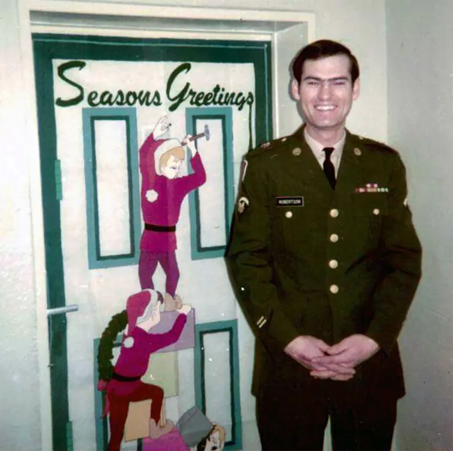 Duck Dynasty: Pre-Beard Family Photo Album War vet