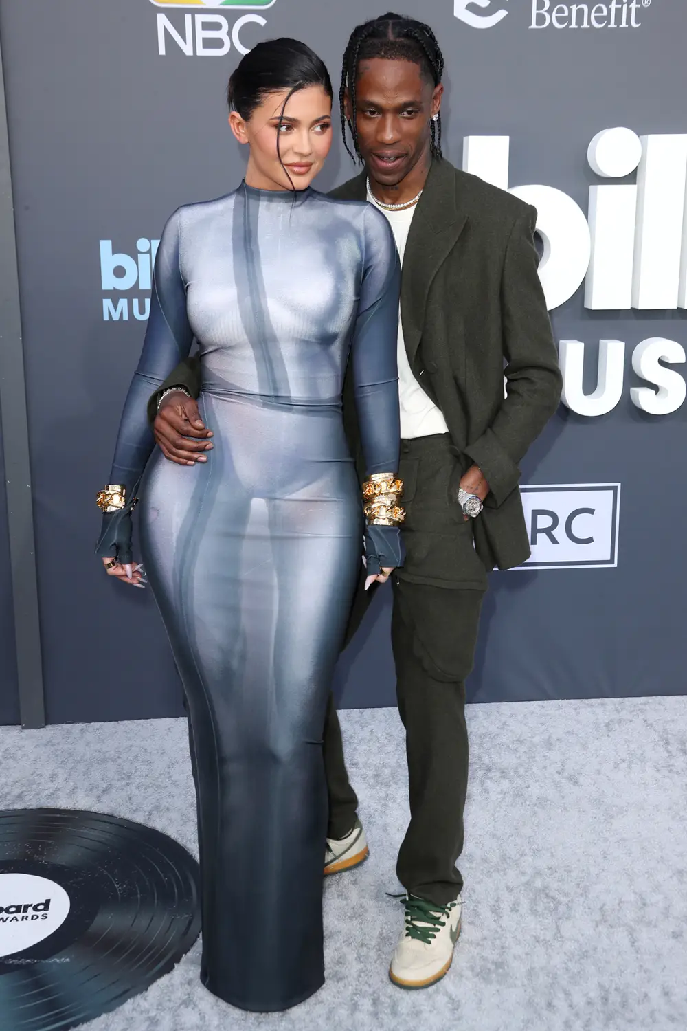 Kylie Jenner Jokingly Slams Travis Scott Photography Skills Smoking While Taking Her Photo 2