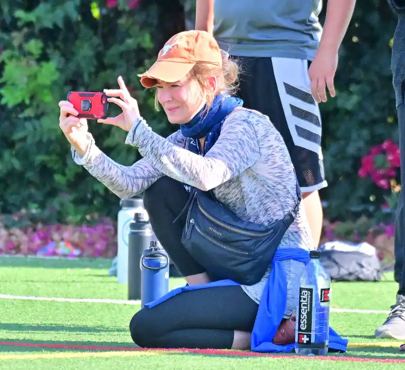 Renee Zellweger They Take Photos Just Like Us