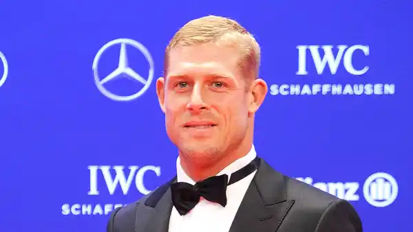 Surfer-Mick-Fanning-Attacked-by-Sharks-During-Live-Broadcast-Watch-the-Scary-Moment-Mick-Fanning-feature