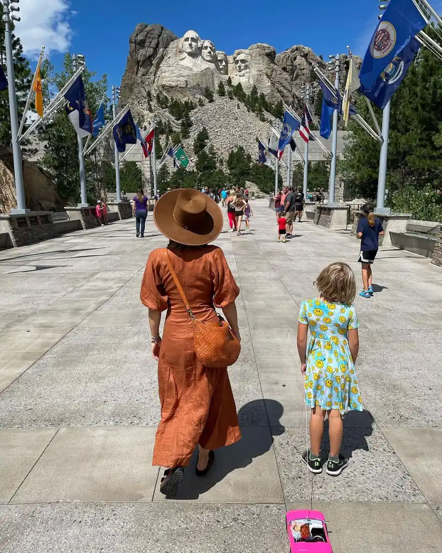 August 2022 Kristen Bell and Dax Shepard’s Sweetest Moments With Daughters Lincoln and Delta