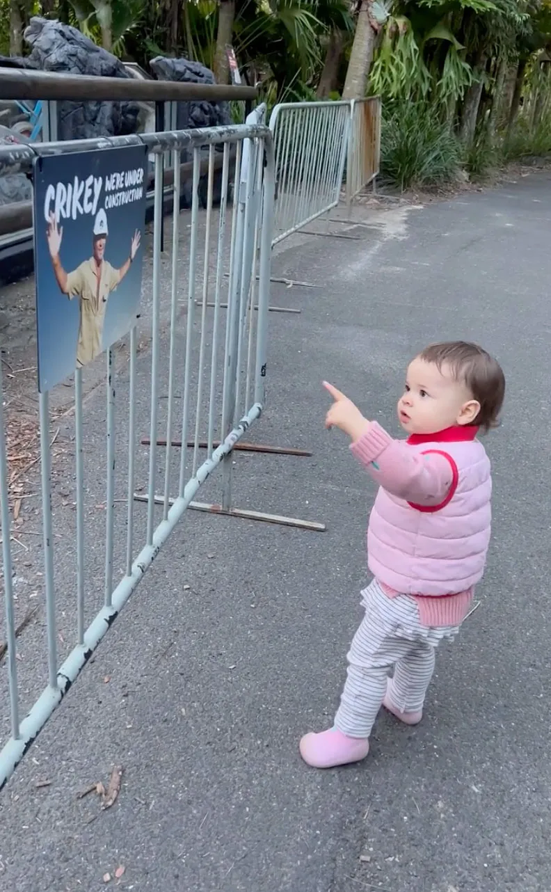 Bindi Irwins Daughter Grace Recognizes Photo of Late Grandpa Crocodile Steve Irwin
