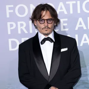 Johnny Depp Makes VMAs Cameo as a Hologram in Moonman Suit