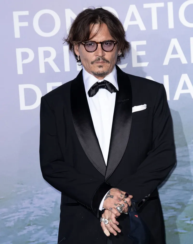 Johnny Depp Makes VMAs Cameo as a Hologram in Moonman Suit