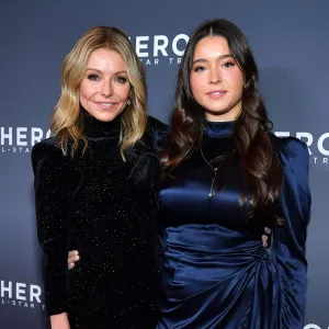 Kelly Ripa Mark Consuelos Tease Daughter Lolas 1st Song