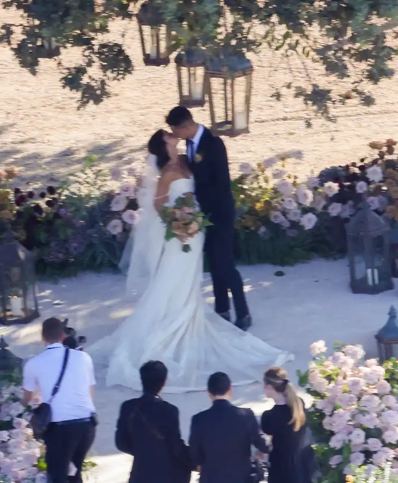 Sarah Hyland and Wells Adams' Wedding Photo Album