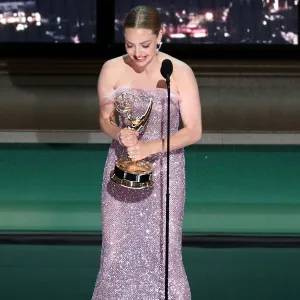 emmys 2022 Amanda Seyfried Thanks Her Kids and Dog After Emmy Award Win