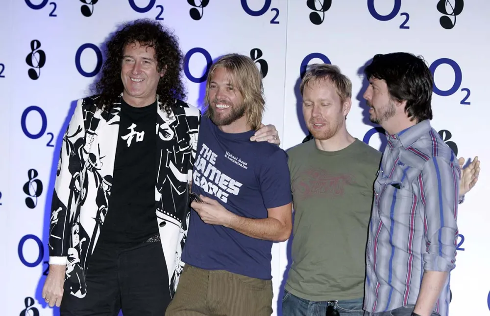 Brian May Plays Wedding Song at Tribute Concert for Taylor Hawkins&rsquo; Widow