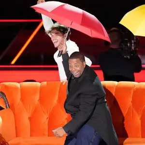 Emmy Awards 2022 Kenan Thompson Remixes Friends Theme and More in Opening Monologue