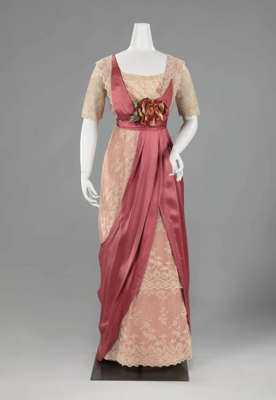 5 O’clock & The Tea-Gown