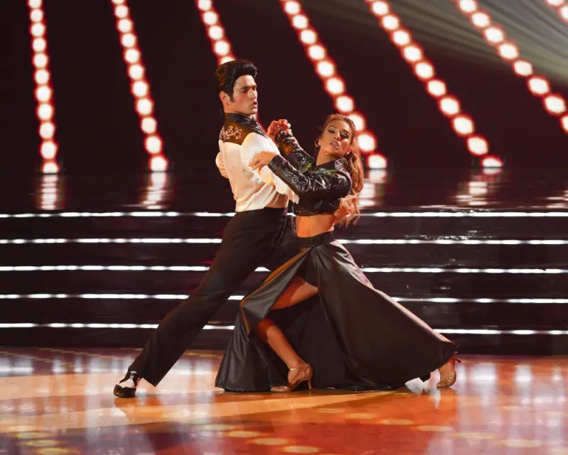 Jessie James Decker Had a Breakdown During DWTS Week 2 Dancing With The Stars Alan Bersten