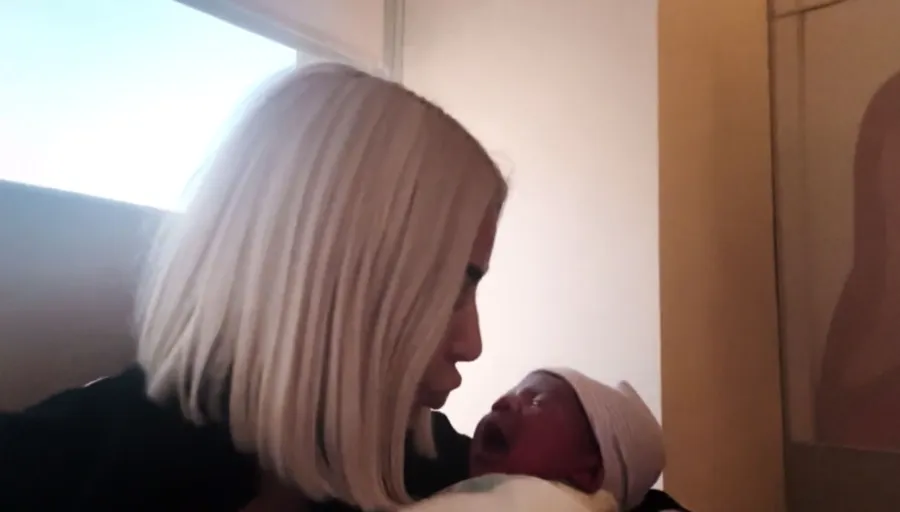 Khloe Kardashian Shares the 1st Photo of Her Tristan Thompson Newborn Son 05