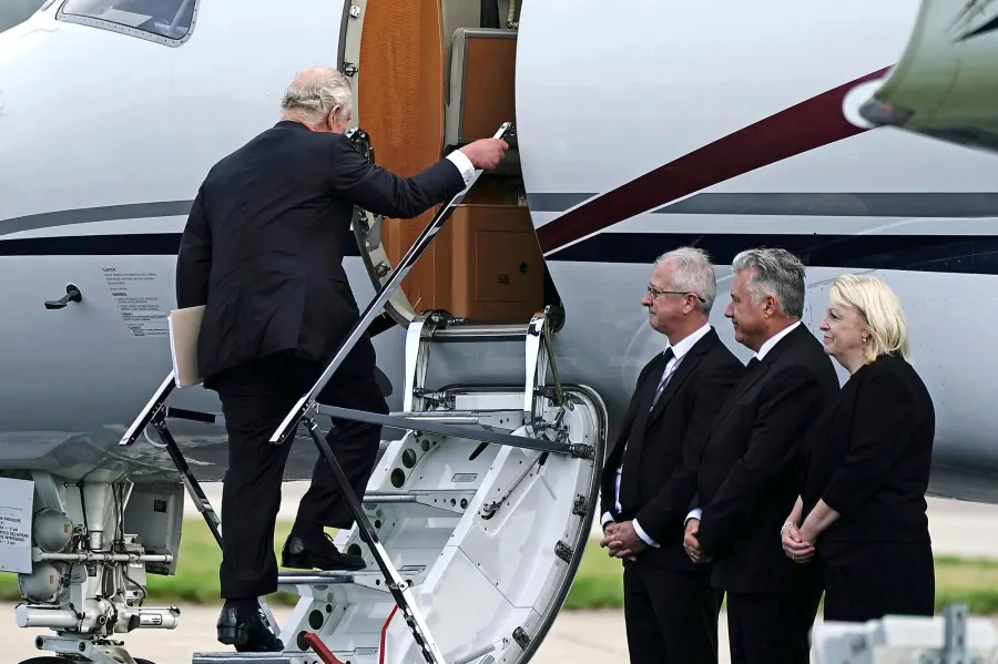 King Charles Spotted Leaving Scotland With Camilla After Queen Elizabeth II Death 6