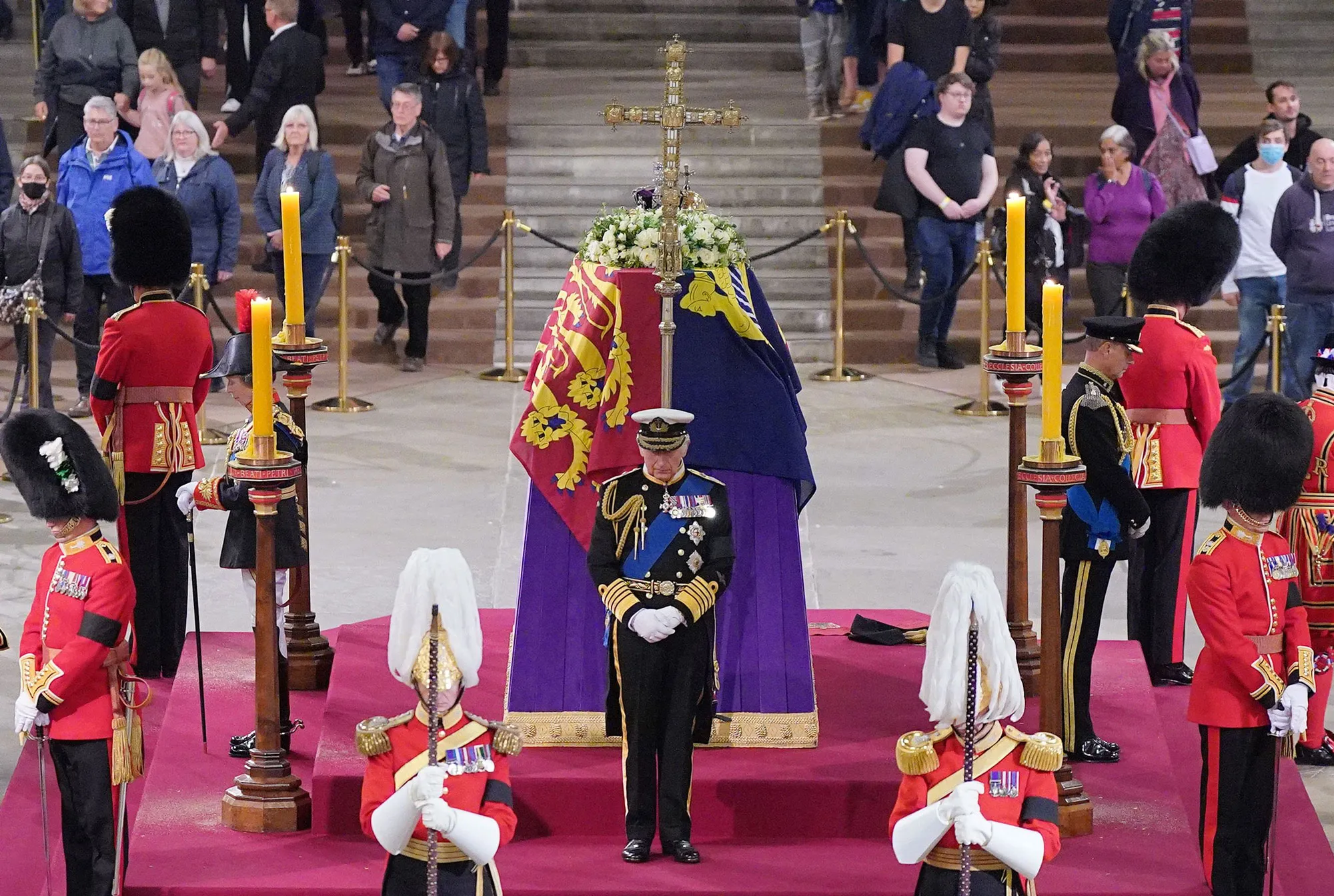 Man Arrested in London for Rushing Queen Elizabeth II’s Coffin While She Lies in State at Westminster Hall