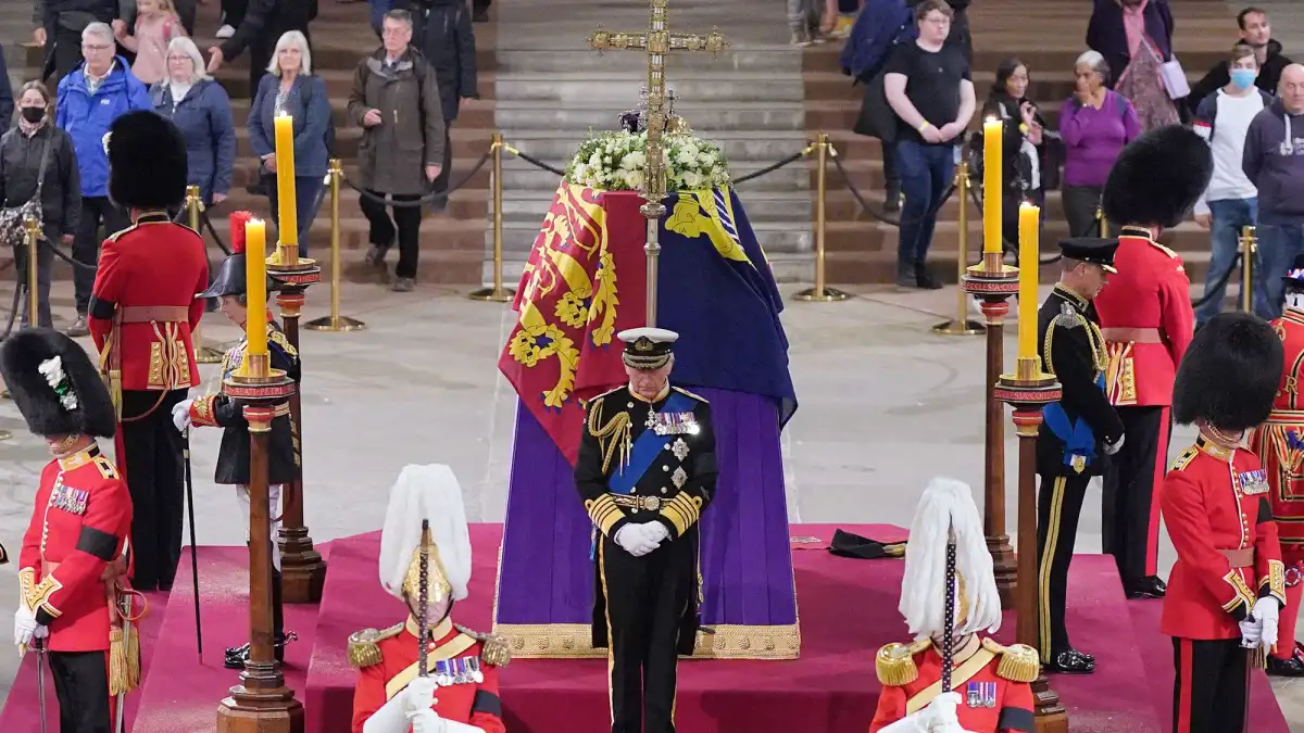 Man Arrested in London for Rushing Queen Elizabeth II’s Coffin While She Lies in State at Westminster Hall