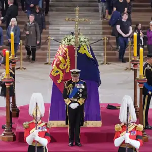 Man Arrested in London for Rushing Queen Elizabeth II’s Coffin While She Lies in State at Westminster Hall