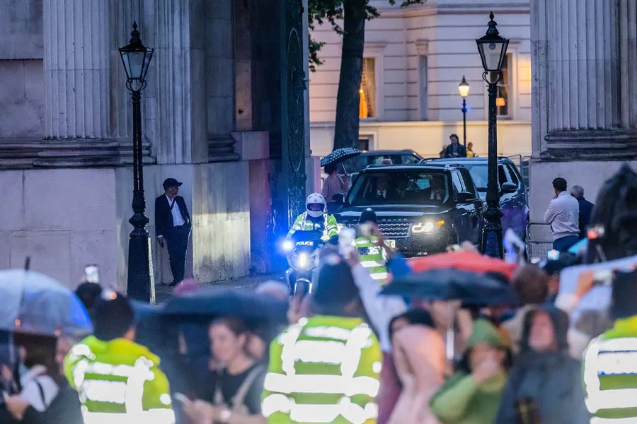 Meghan Markle and Prince Harry Join Royal Family to Receive Queen Elizabeth II’s Coffin at Buckingham Palace