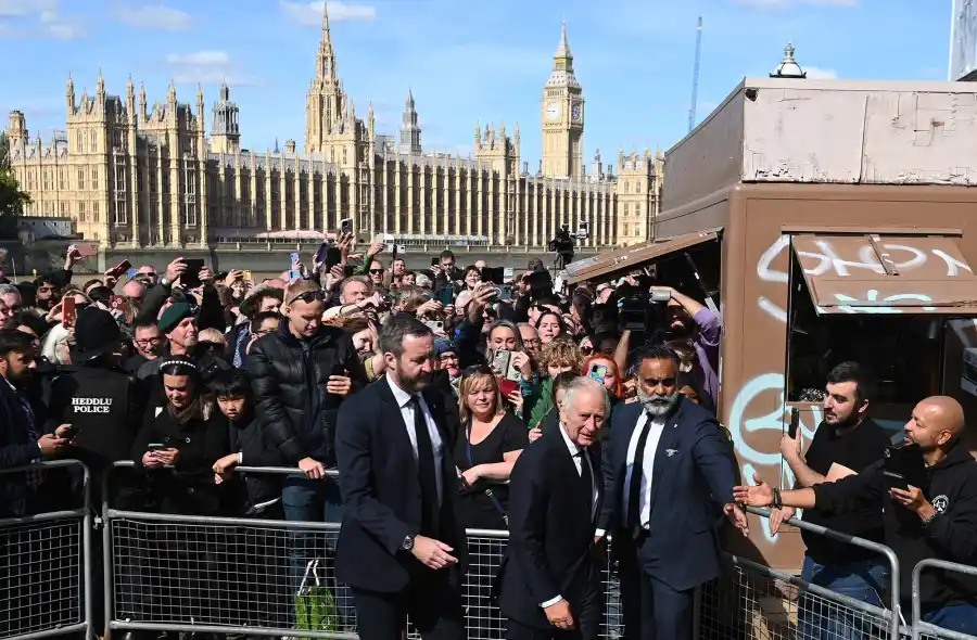 Prince William, King Charles III Thank Mourners for Waiting 12 Hours to Visit Queen Elizabeth II's Vigil