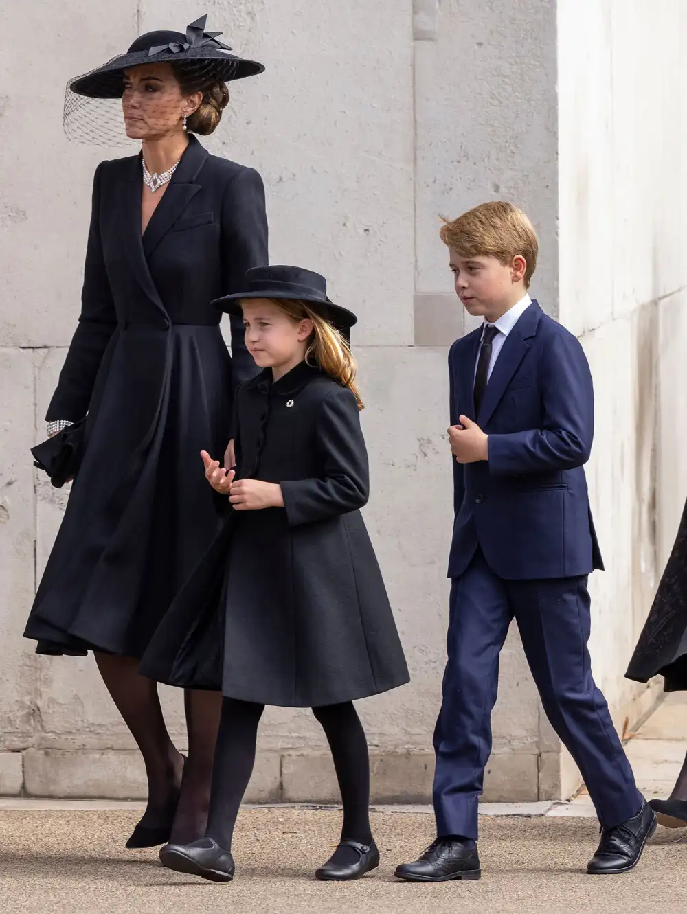 Princess Charlotte Appears to Scold Prince George During Queen's Funeral 4