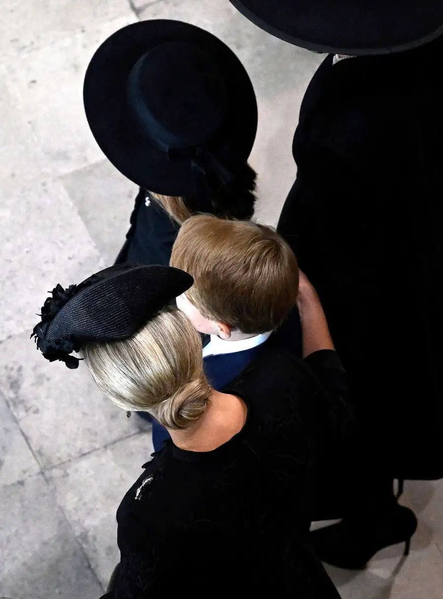 Queen Elizabeth II Funeral Every Emotional Photo 39