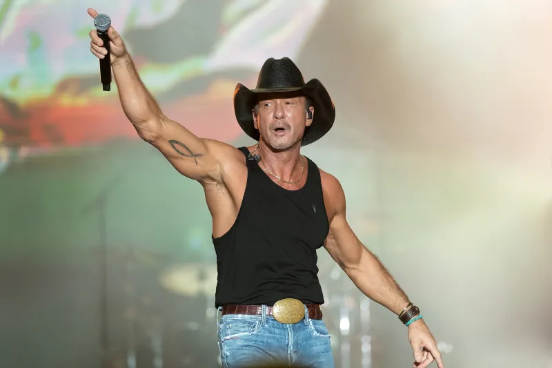 Tim McGraw Falls Backward Off Stage During Arizona Concert
