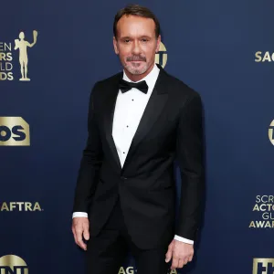 Tim McGraw Falls Backward Off Stage During Arizona Concert