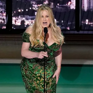 Watch Jennifer Coolidge Dance While Music Plays After Emmys Win