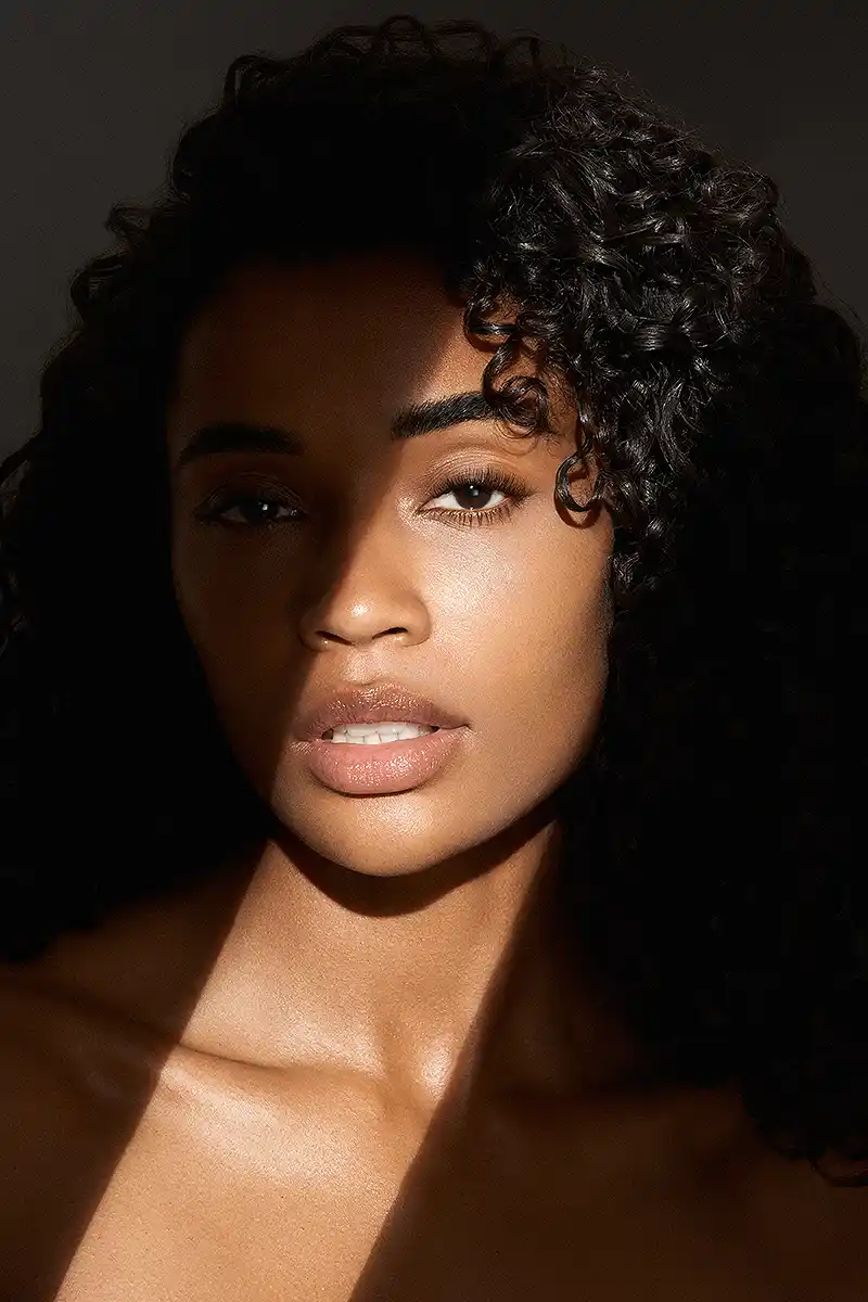 augustinus-bader-eyebrow-lash-enhancing-serum-model