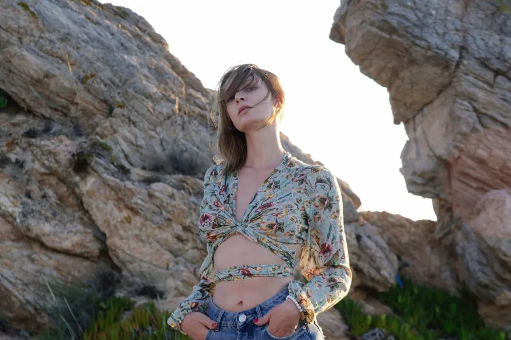 long-sleeve-cropped-top-usweekly-1