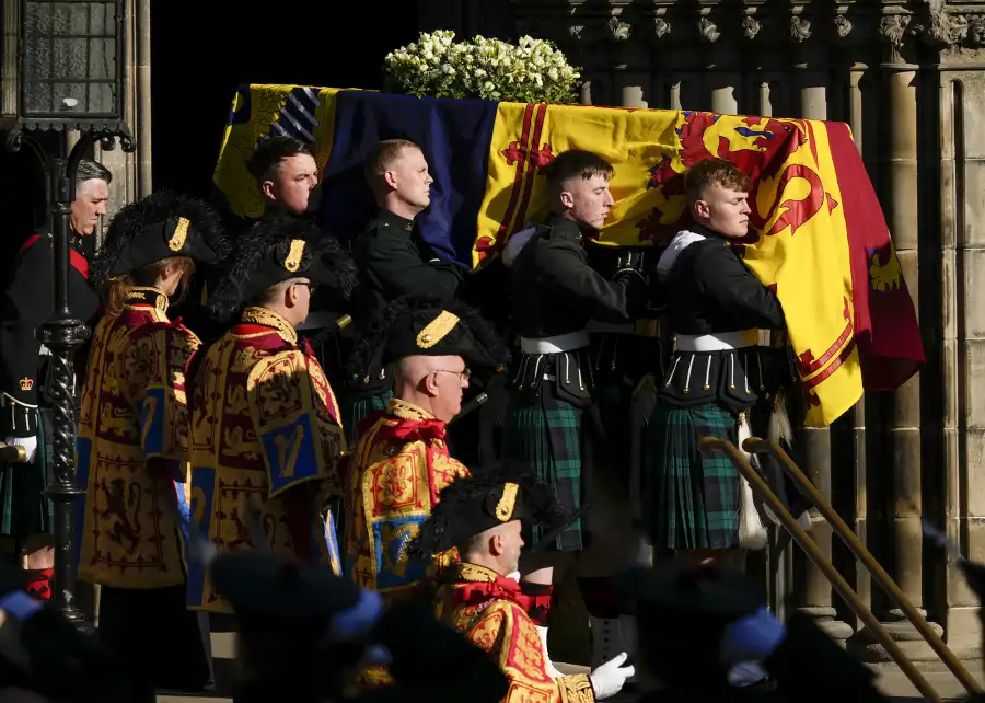 See the Queen's Coffin Arriving in London 1 Day Before Procession