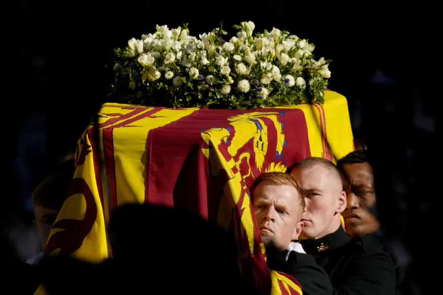 See the Queen's Coffin Arriving in London 1 Day Before Procession